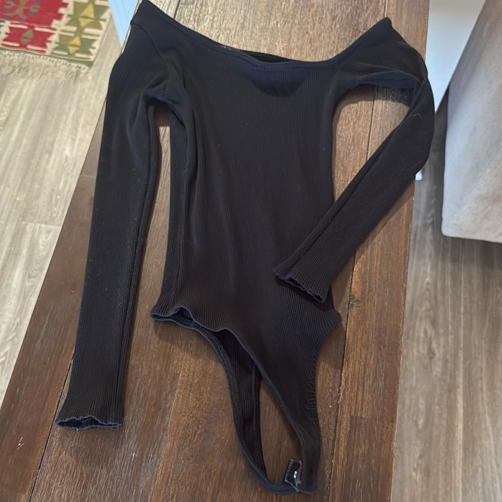 Ellorie Black Ribbed Long Sleeve One-Shoulder Bodysuit- Sz s - Picture 6 of 6